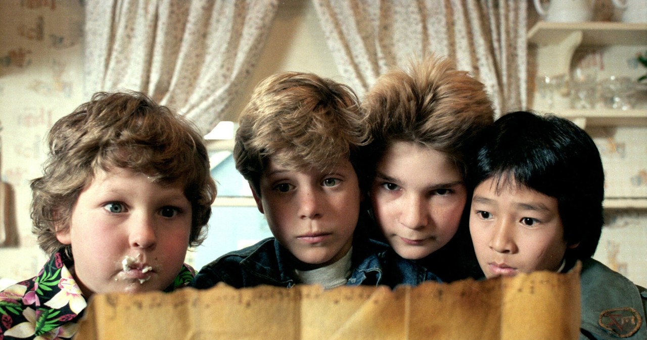 Jeff Cohen, Sean Astin, Corey Feldman i Ke Huy Quan w filmie "The Goonies" /Mary Evans/All Film Archive/Warner Bros/East News /East News