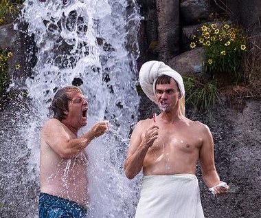 Jeff Daniels i Jim Carrey w scenie z filmu "Głupi i głupszy bardziej"