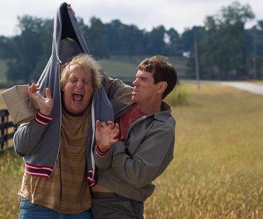 Jeff Daniels i Jim Carrey w scenie z filmu "Głupi i głupszy bardziej"