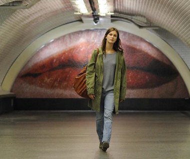 Jego "Młoda i piękna" porównywana jest przez zagranicznych recenzentów do wspomnianego filmu polskiej reżyserki, jak również głośnego "Ostatniego tanga w Paryżu" z Marlonem Brando i skandalizującej serii "Emmanuelle". To opowieść o pięknej 17-latce, która z ułożonej córki z dobrego domu przeistacza się w świadczącą najbardziej wyrafinowane usługi seksualne ekskluzywną prostytutkę.