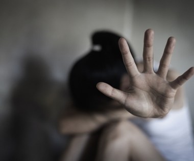 Jego ofiary miały 8 i 11 lat. Zarzuty dotyczące dziecięcej pornografii