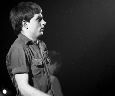 Jego pierwszy zespół nosił nazwę Warsaw. Tragiczne życie Iana Curtisa (Joy Division)