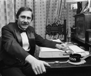 "Jego wdzięk był jedyny w swoim rodzaju, bardzo trudny do podrobienia" - mówił o Strzeleckim jego przyjaciel, reżyser Maciej Wojtyszko. "Myślę, że jego klasa polegała przede wszystkim na tym, że rozumiał dużo z rzeczy najtrudniejszych" - dodał Wojtyszko.
