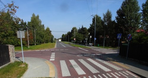 Jego wysokość to 10 cm, umożliwia przejazd z prędkością 30 km/h. /Motor