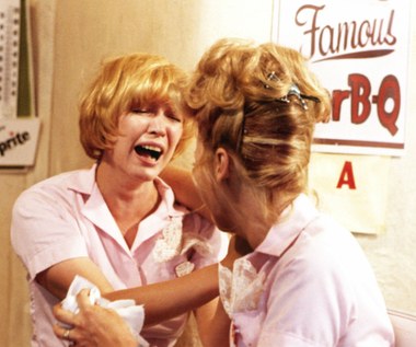 Jej bohaterka wyrusza do Kalifornii, gdzie zamierza rozpocząć karierę piosenkarską. I choć po drodze spotka ją wiele niepowodzeń i rozczarowań, Alicja wciąż głęboko wierzy w to, co zaplanowała i jest gotowa zrobić wszystko, aby jej syn miał prawdziwy dom. 

Obraz stał się kolejnym przebojem w karierze aktorki, a sama Burstyn wyznała później, że zagrała w produkcji Scorsese, gdyż chciała wreszcie wystąpić w filmie innego typu: "Takim, gdzie wydarzenia prezentowane są z punktu widzenia kobiety. Ale takiej, którą rozpoznaję, którą znam. I nie tylko ja, ale także moi przyjaciele, wszyscy przechodziliśmy przecież wówczas przez to samo". Na scenariusz "Alicji..." natrafił agent Burstyn, aktorce bardzo się on spodobał, dlatego zabiegała w wytwórni Warner Bros., aby zgodziła się go zrealizować. Co istotne, gwiazda sama miała zdecydować, kto ma to nakręcić!

"Powiedziałam im, że nie wiem, ale chcę kogoś nowego i młodego. Spytałam Francisa Forda Coppoli, czy mi kogoś poleci, a on kazał mi obejrzeć 'Ulice nędzy' (pierwszy pełnometrażowy film Scorsese - przyp. red.). To było właśnie to coś, czego 'Alicja' potrzebowała" - wspominała po latach Burstyn, jednocześnie chwaląc swoją współpracę z reżyserem ("To było jedno z najlepszych doświadczeń w moim życiu"), dla którego był to pierwszy hollywoodzki projekt.