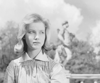 Jej kariera zaczęła się jak w Hollywood. W latach 50. reporter popularnego wtedy tygodnika "Dookoła świata" wypatrzył Polę Raksę, studentkę pierwszego roku polonistyki, w... barze mlecznym. Poprosił ją o pozowanie do serii zdjęć. W ten sposób została Dziewczyną Tygodnia. Wkrótce dostała zaproszenie na zdjęcia próbne do filmu "Szatan z siódmej klasy" (1960). I tak to się zaczęło...