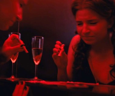 Jej misją w roli tajniaczki jest rozpracowanie szlaku przemytu narkotyków przez Grupę Mokotowską sterowaną przez Padrino (Bogusław Linda) – bossa stołecznego półświatka, dla którego ponad wszelką władzą i pieniędzmi najważniejsza jest córka o ksywie Futro (Julia Wieniawa).