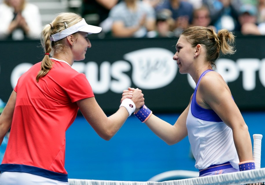 Jekaterina Makarowa i Simona Halep dziękują sobie po meczu /Narendra Shrestha /PAP/EPA