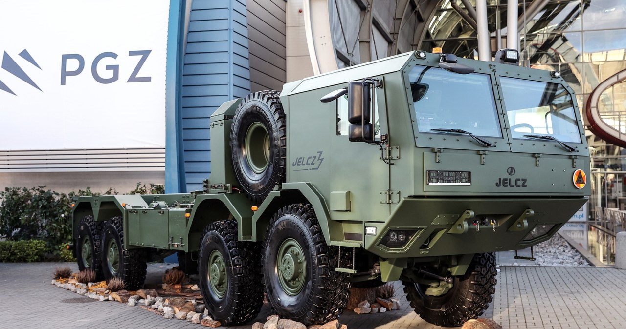 Jelcz 8x8 - prototyp modelu 3 generacji z niezależnym zawieszeniem wszystkich osi / fot. Targi Kielce/MSPO /