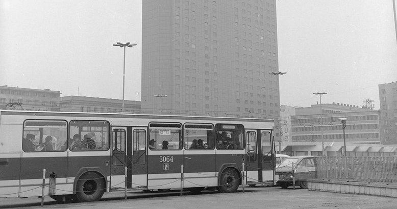 Jelcz Berliet PR100 na skrzyżowania ulicy Marszałkowskiej i Alei Jerozolimskich w Warszawie /Z archiwum Narodowego Archiwum Cyfrowego