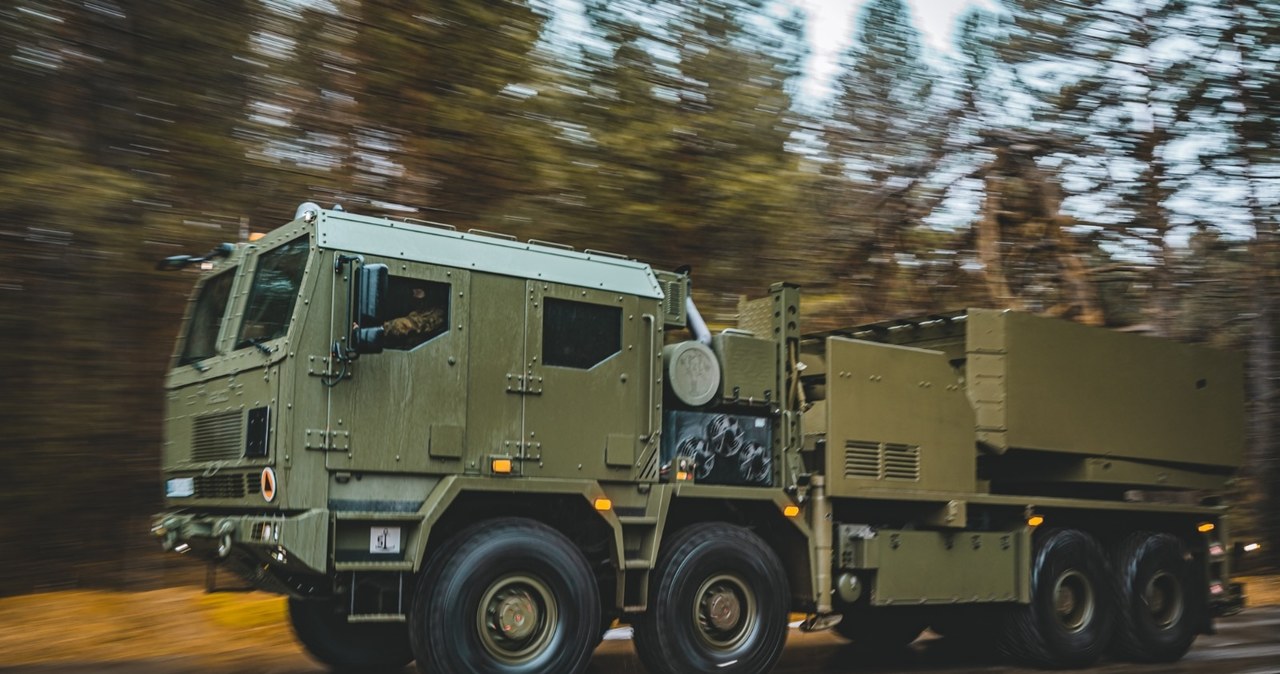 Jelcz P882.57 TS T45 K-MLRS 8×8 z wyrzutnią rakiet K 239 Chunmoo / Fot. 18 Dywizja Zmechanizowana /