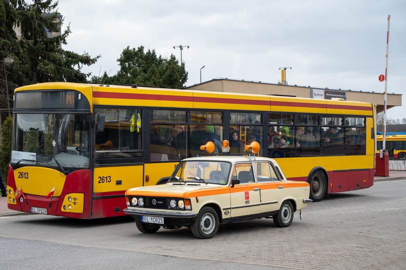 Jelcze pojawił się w Łodzi w 1963 roku. Teraz zastępują je pojazdy elektryczne i hybrydowe, głównie Solarisy i Mercedesy /	Grzegorz Michałowski   /PAP