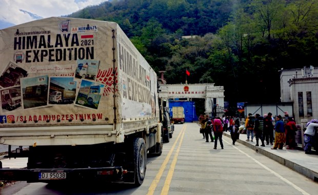 Jelczem w Himalaje – "Jelonek" powraca do kraju przez Chiny