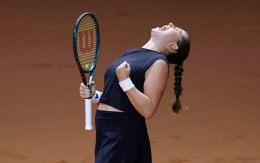 Jelena Ostapenko triumfuje /RONALD WITTEK /PAP/EPA