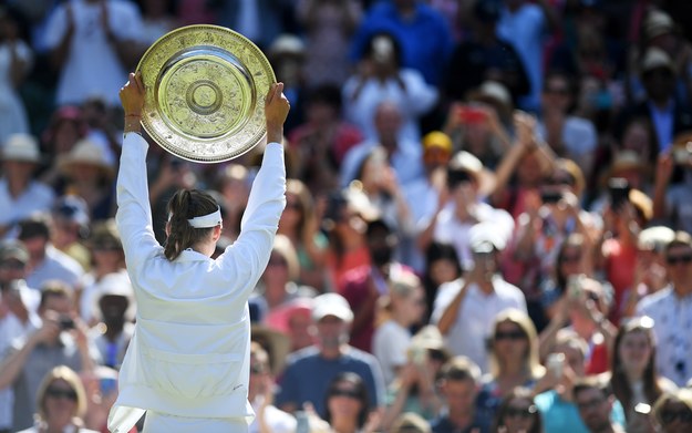 Jelena Rybakina z trofeum tuż po wygraniu Wimbledonu. /Tolga Akmen /PAP/EPA