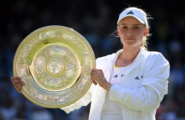Jelena Rybakina z trofeum za zwycięstwo w Wimbledonie /NEIL HALL /PAP/EPA