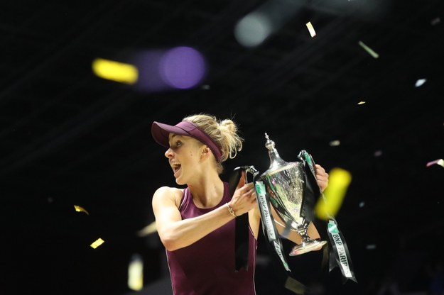 Jelina Switolina z trofeum dla zwyciężczyni WTA Finals /WALLACE WOON /PAP/EPA