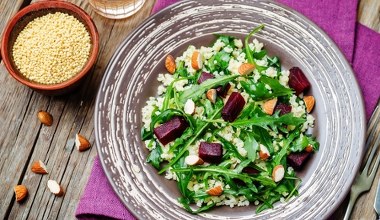 Jem na śniadanie zamiast owsianki lub robię sałatkę. Budzi leniwe jelita, normuje cukier, a włosy aż lśnią 