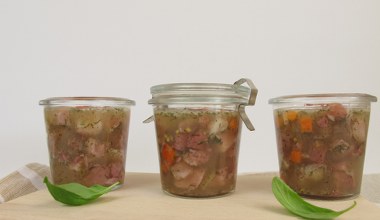 Jem ze świeżym chlebem, smakuje wyjątkowo. Taką galaretę robiła moja babcia