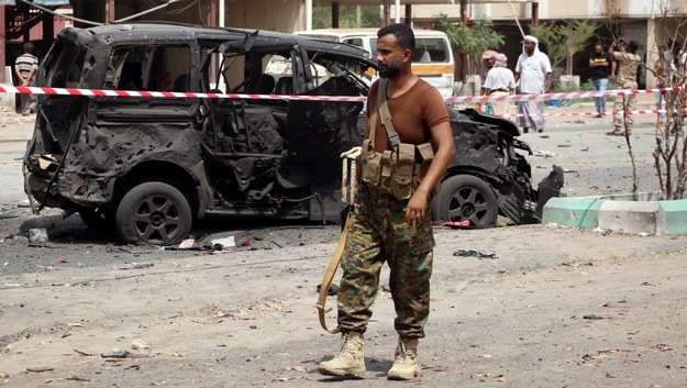 Jemeński żołnierz na miejscu zamachu w Adenie /NAJEEB ALMAHBOOBI /PAP/EPA
