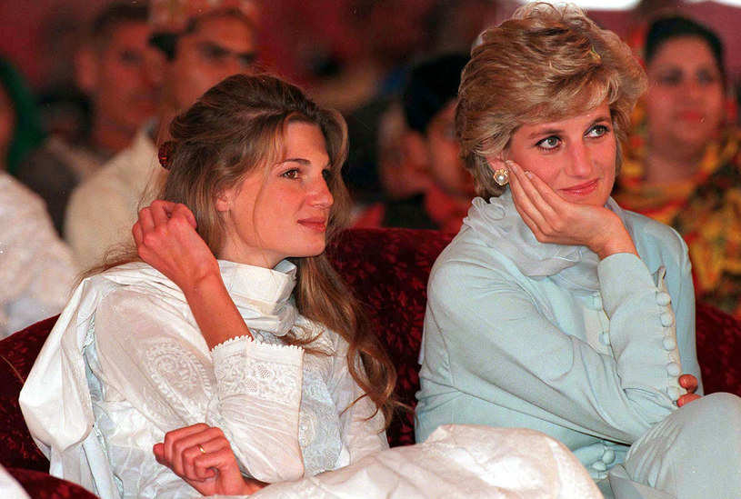 Jemima Khan (L) i księżna Diana podczas wizyty w Pakistanie w 1996 roku /Anwar Hussein /Getty Images