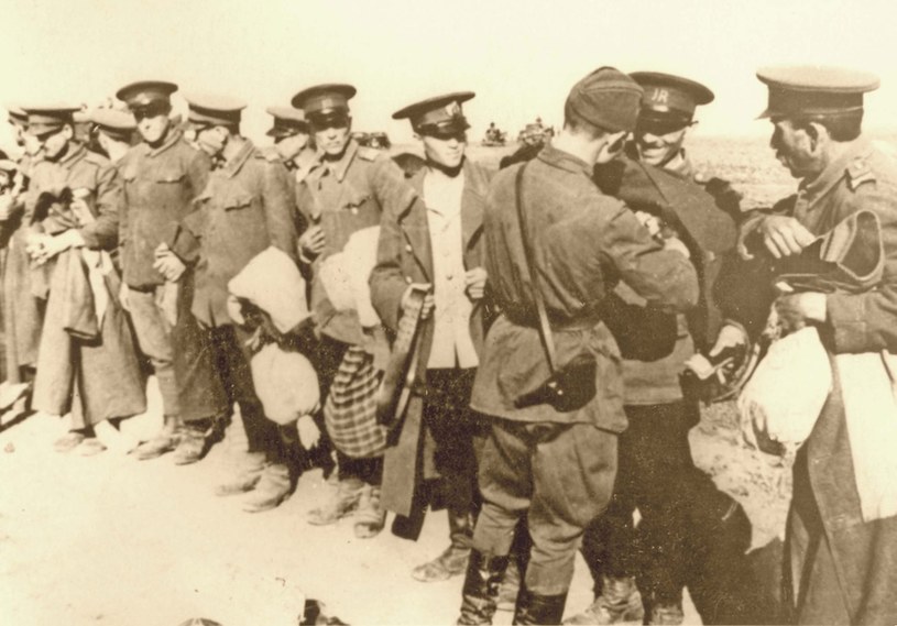 Jeńcy rumuńscy pojmani w czasie operacji desantowej /Wikimedia Commons /INTERIA.PL/materiały prasowe