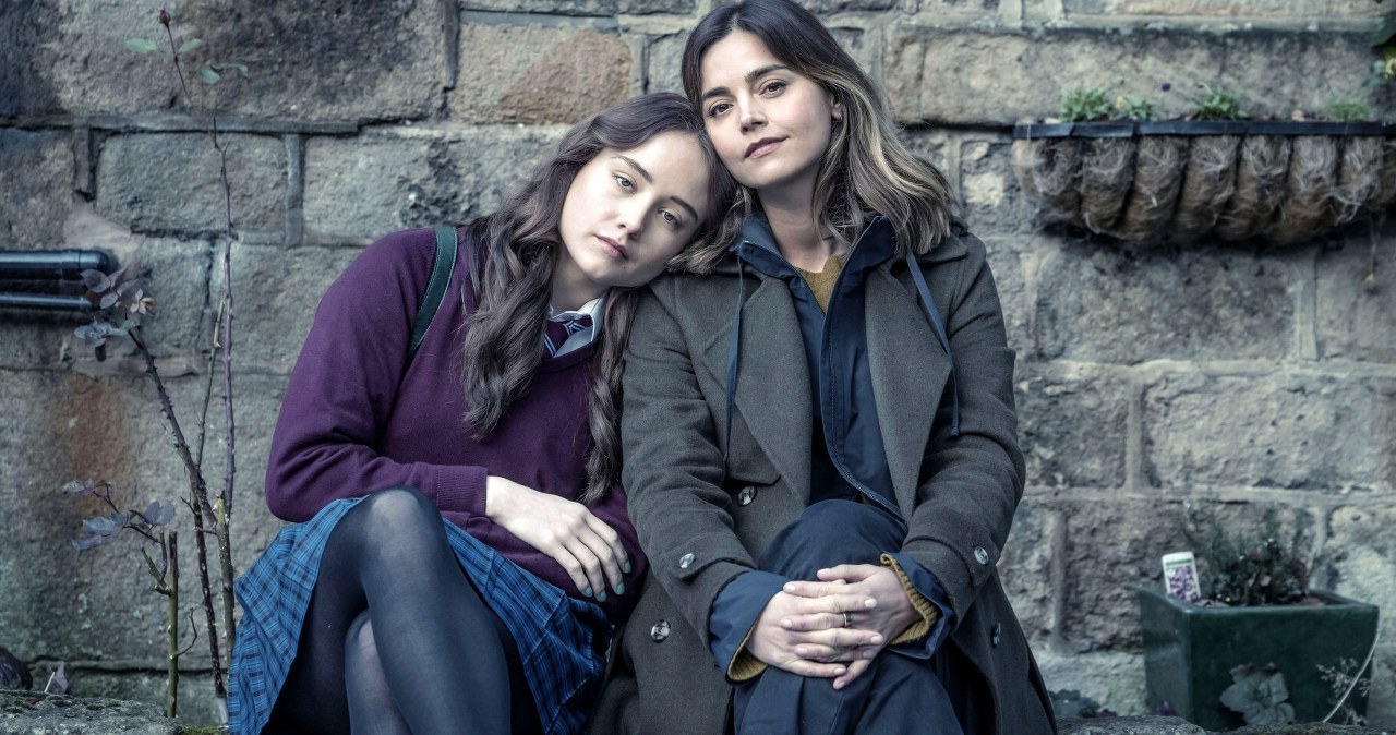 Jenna Coleman i Ruby Stokes w serialu "Pomost" ("The Jetty") /Album Online /East News