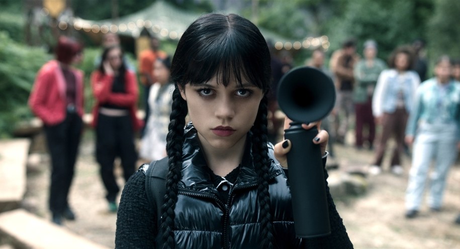 Jenna Ortega na planie drugiego sezonu "Wednesday" /Netflix /Materiały prasowe