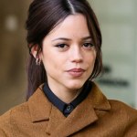 stylizacje gwiazd Jenna Ortega skradła show w Londynie. Stylizacja prosto z wybiegu
