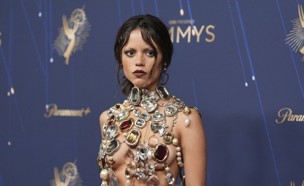 Jenna Ortega w topie z klejnotów. Gwiazda "Wednesday" zaskakuje na czerwonym dywanie!