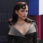Jenna Ortega w wyjątkowym płaszczu. Przyciągał wzrok ze względu na kolor