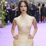 Jenna Ortega wyszła na premierze serialu i zaskoczyła. Wyglądała niczym zjawa
