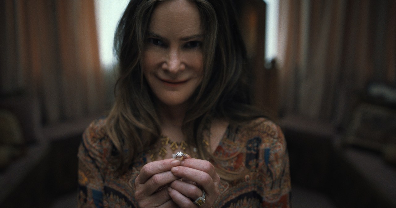 Jennifer Jason Leigh w serialu "Tu zdarzy się coś strasznego" /Netflix