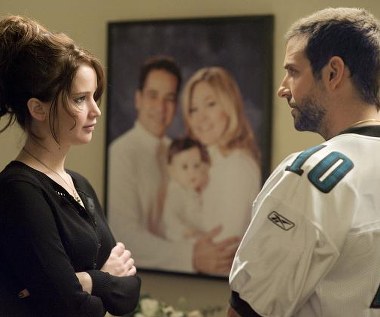 Jennifer Lawrence i Bradley Cooper w scenie z filmu "Poradnik pozytywnego myślenia"