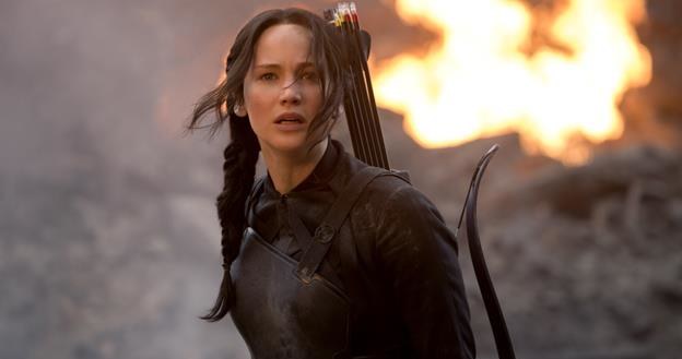 Jennifer Lawrence jako Katniss Everdeen w scenie z filmu "Igrzyska śmierci: Kosogłos. Część 1" /materiały dystrybutora