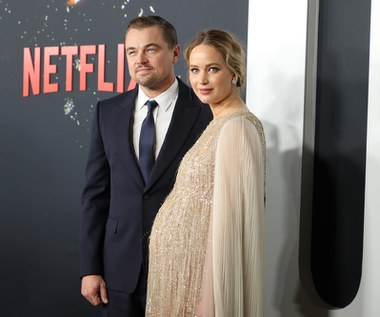 Jennifer Lawrence zobaczymy niedługo w filmie "Nie patrz w górę" Adama McKaya. Na ekranie partneruje jej Leonardo DiCaprio, który - jak się okazało - zarobił za swój występ o 5 milionów dolarów więcej od niej. Aktorka nie czuje się jednak z tego powodu poszkodowana. "Prawda jest taka, że on generuje większe wpływy niż ja. Jestem bardzo zadowolona z warunków mojej umowy" - stwierdziła szczerze Lawrence w rozmowie z "Vanity Fair". 