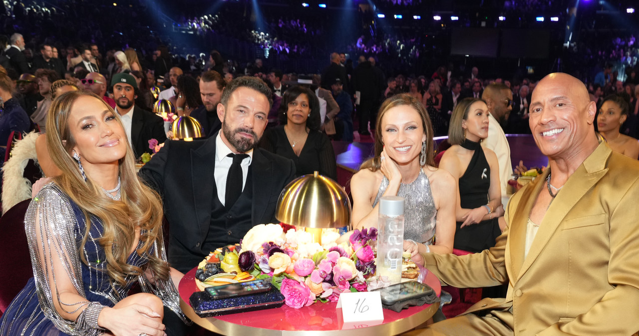 Jennifer Lopez, Ben Affleck, Lauren Hashian, i Dwayne Johnson - Grammy 2023 / Kevin Mazur / Contributor /Getty Images