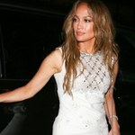 Jennifer Lopez chwali się zgrabną sylwetką. Wyeksponowała płaski brzuch