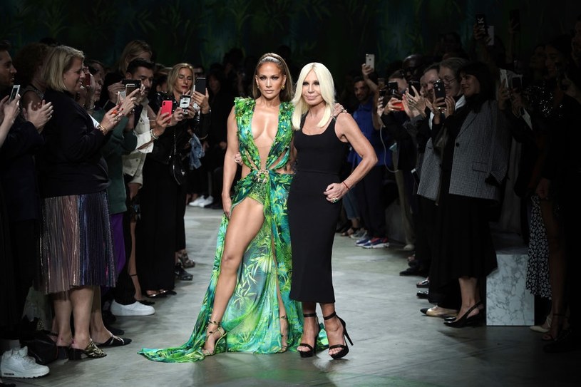 Jennifer Lopez, Donatella Versace i słynna jungle dress w nieco odważniejszej wersji (wrzesień 2019) /Vittorio Zunino Celotto/Getty Images /Getty Images