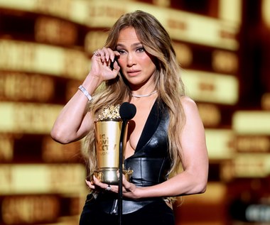 Jennifer Lopez dziękuje tym, którzy ją skrzywdzili! Na scenie nie mogła powstrzymać łez