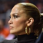 Jennifer Lopez eksponuje biust w marynarce