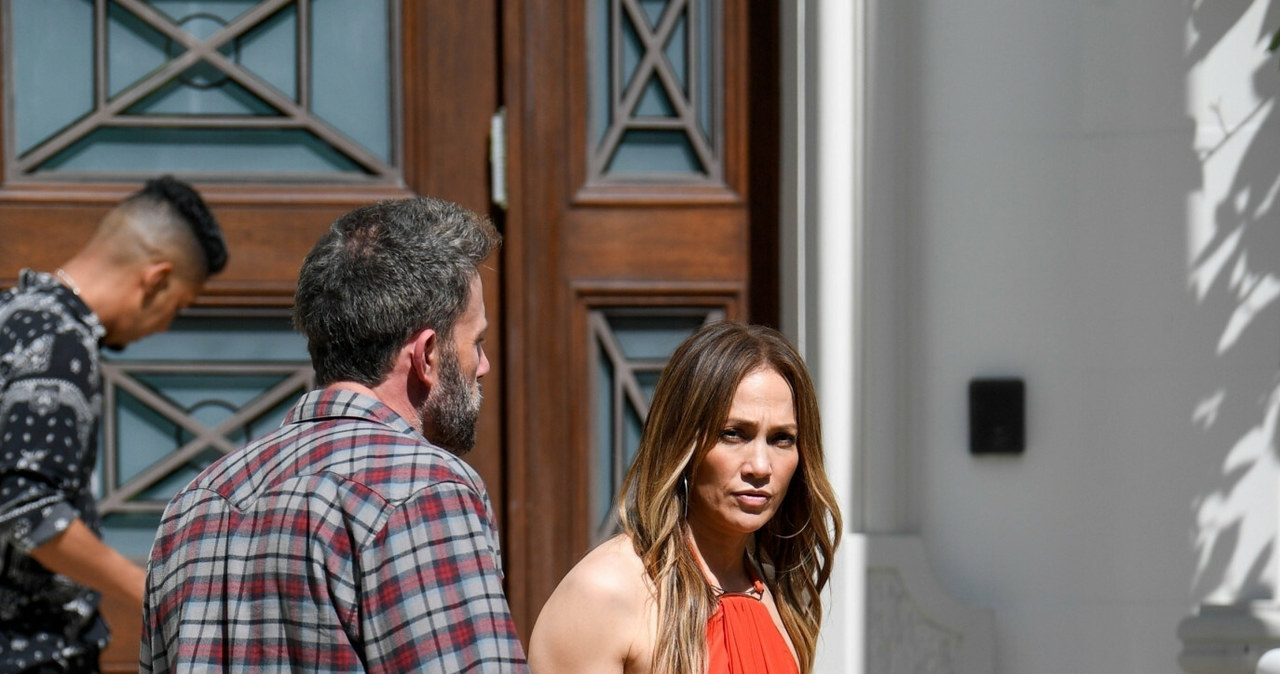 Jennifer Lopez i Ben Affleck na spacerze /BACKGRID / Backgrid USA  /East News