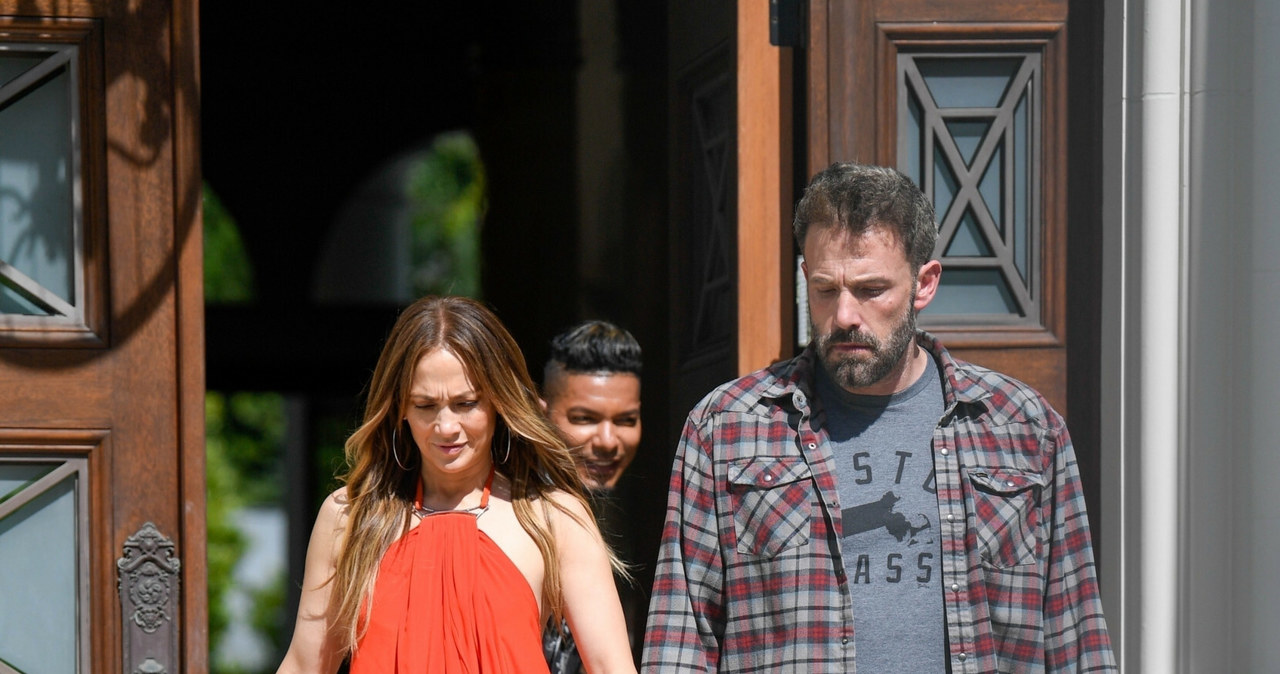 Jennifer Lopez i Ben Affleck na spacerze /BACKGRID / Backgrid USA  /East News