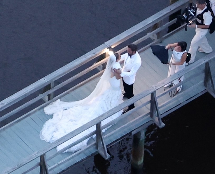 Jennifer Lopez i Ben Affleck w trakcie ceremonii zaślubin. /BACKGRID / Backgrid USA / Forum /Agencja FORUM