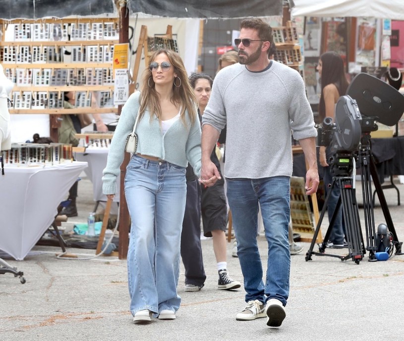 Jennifer Lopez i Ben Affleck wybrali się na pchli targ w Los Angeles /BACKGRID /East News