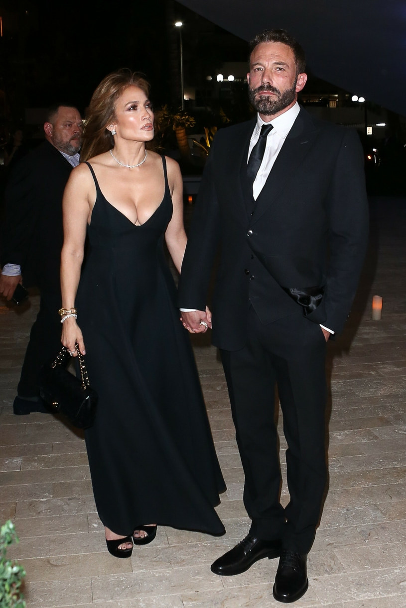 Jennifer Lopez i Ben Aflleck na pogrzebie milionera J.R. Ridingera /BACKGRID /East News