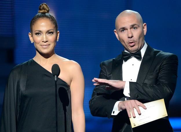Jennifer Lopez i Pitbull śpiewają oficjalną piosenkę mistrzostw świata - fot. Kevork Djansezian /Getty Images