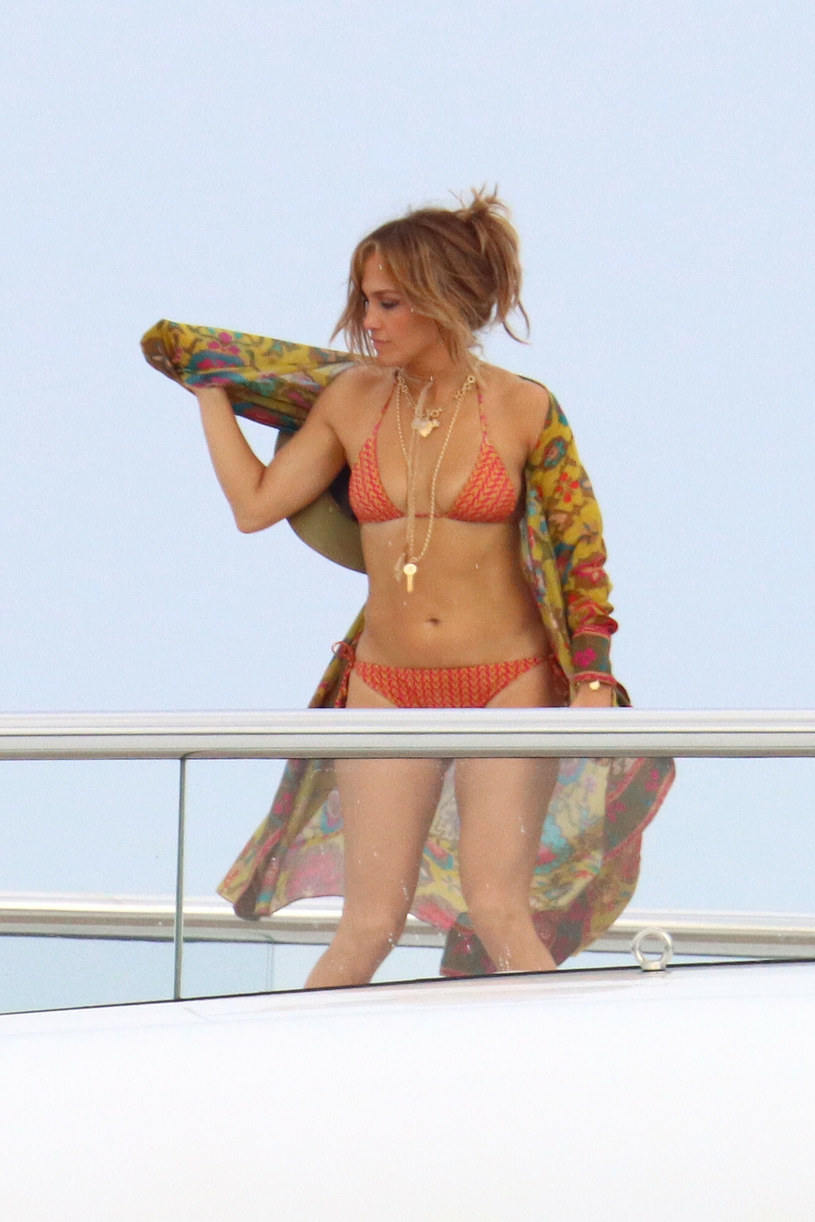 Jennifer Lopez na jachcie w bikini /East News