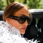 moda Jennifer Lopez podbija Paryż. Wszyscy patrzyli tylko na tył kreacji