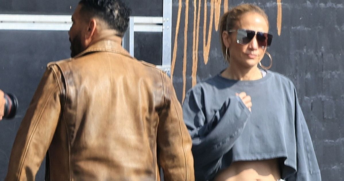 Jennifer Lopez pojawiła się pod studiem tańca w Los Angeles, chwaląc się obrączką na dłoni /Backgrid/East News /East News